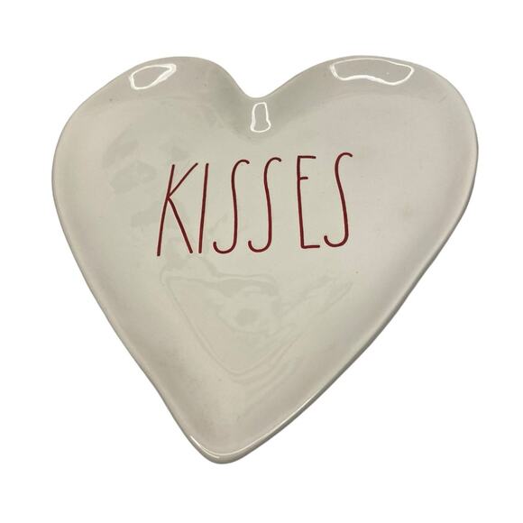 NWT RAE DUNN SET OF 2 HEARTH SHAPED TRAYS, KISSES, LOVE, FOOD TRAYS. - Picture 4 of 5